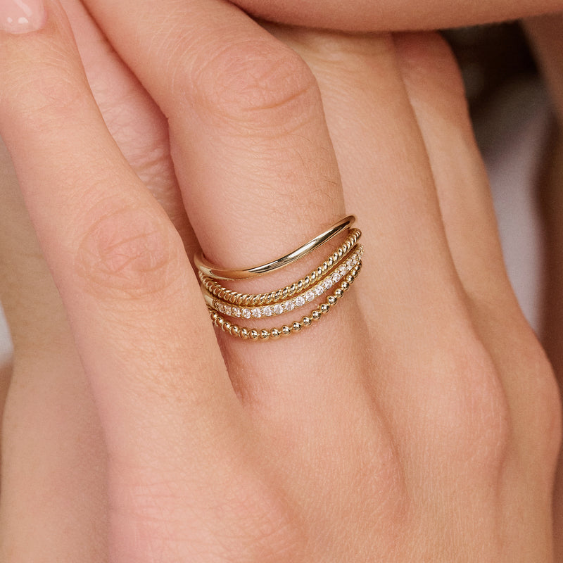 Or jaune 14 carats Zircone Bague, porté en superposition avec une bague lisse.