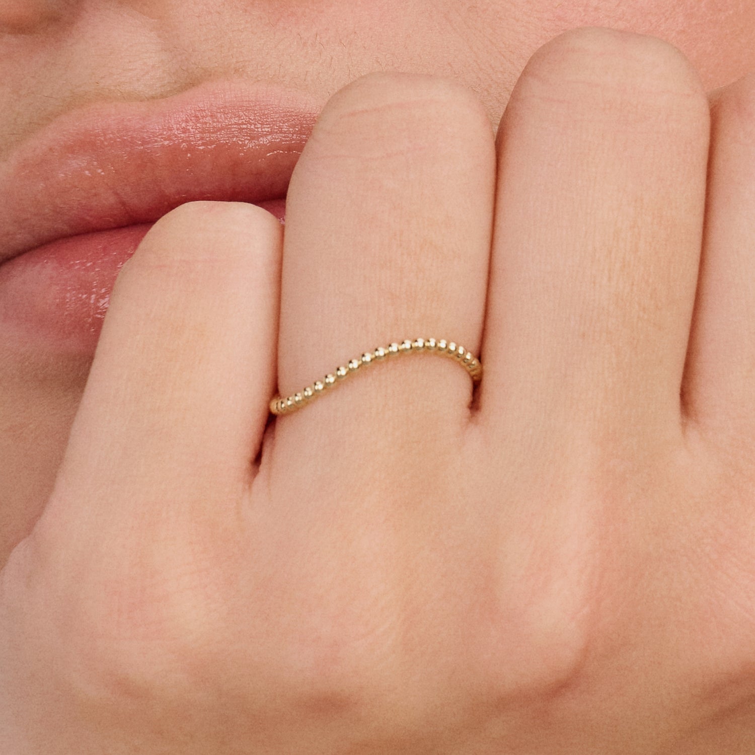 Bague classique emboîtable en or jaune 14 carats, avec un anneau lisse, vue de face.