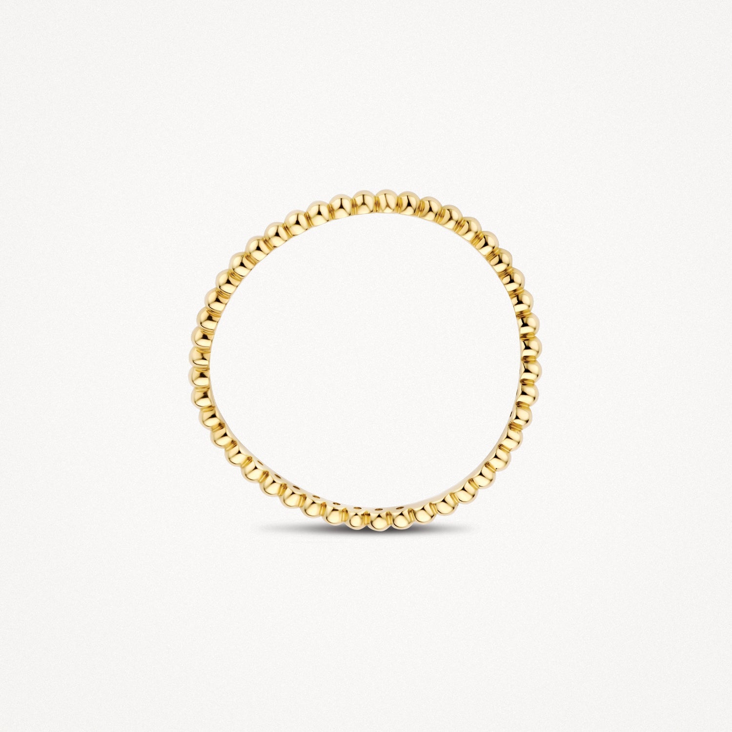 Véritable bague classique en or jaune 14 carats, portée au doigt.
