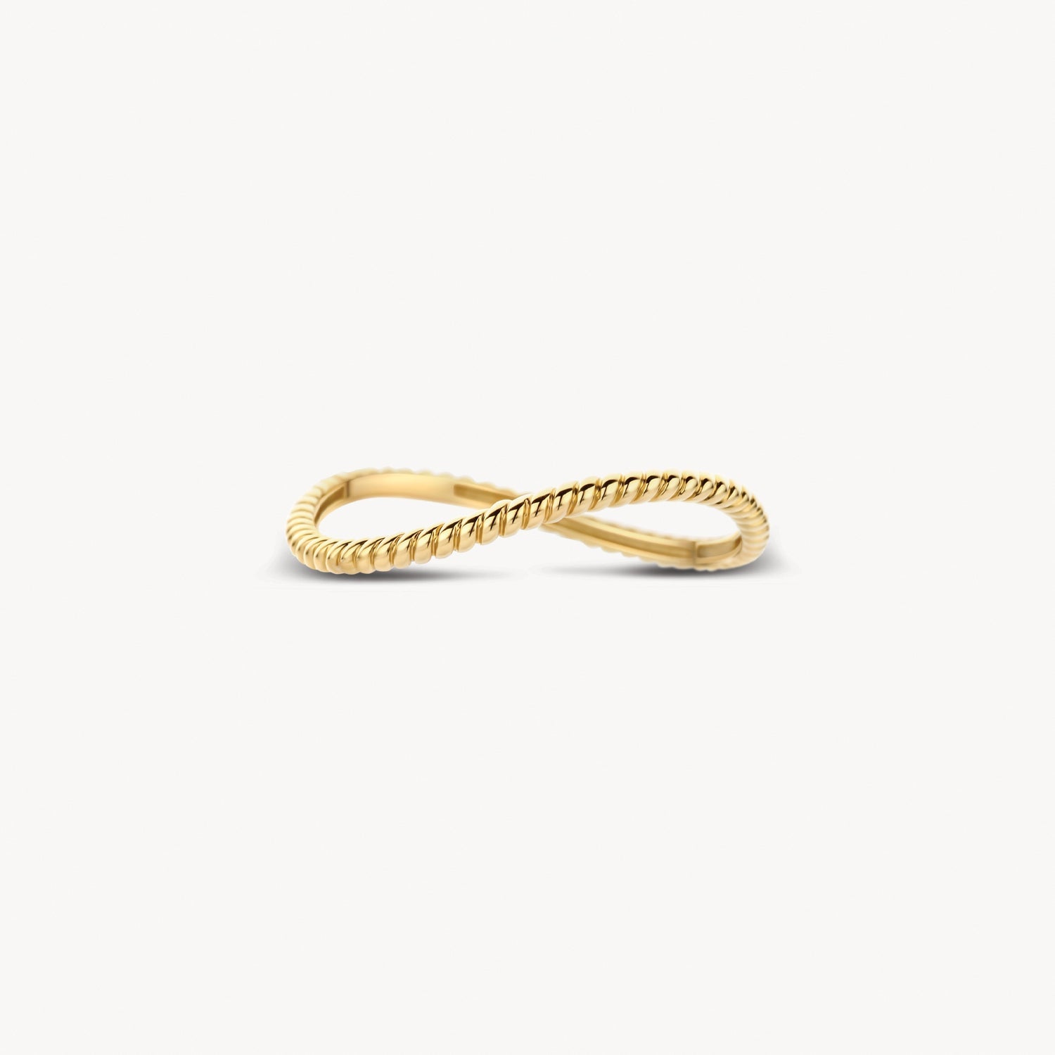 Bague empilable intemporelle en or jaune 14 carats, vue de profil.