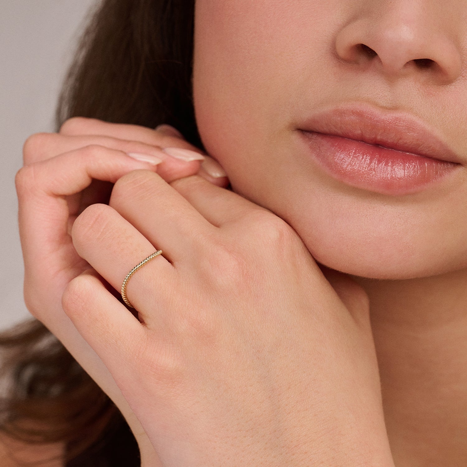 Bague empilable intemporelle en or jaune 14 carats, gros plan.