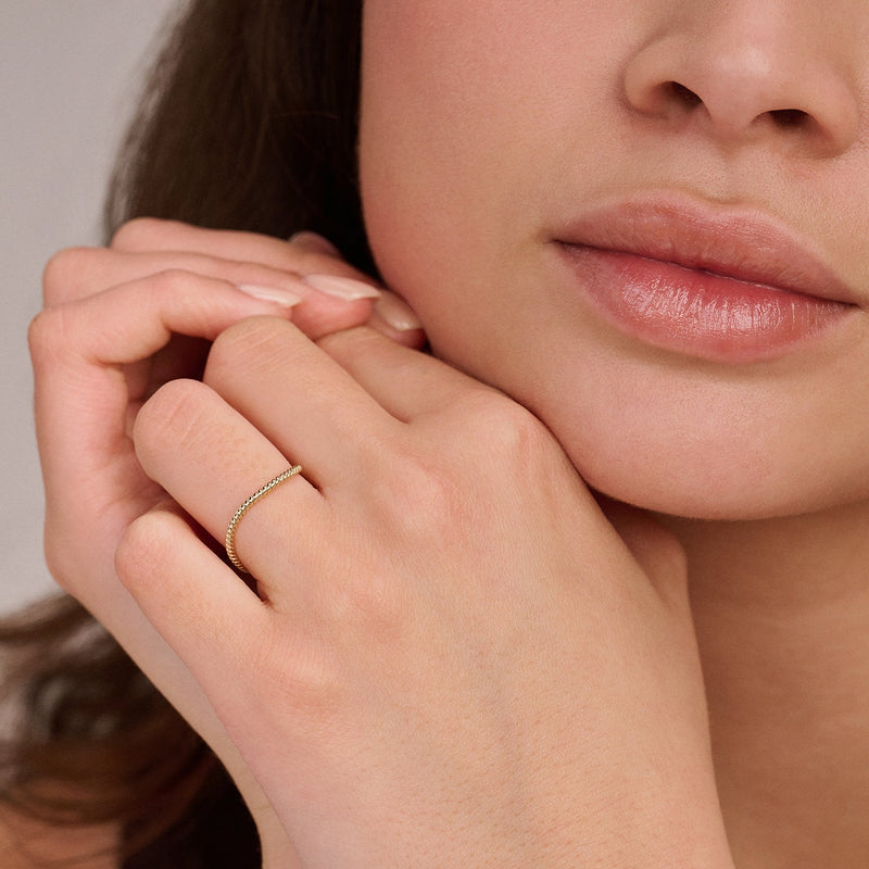 Bague empilable intemporelle en or jaune 14 carats, gros plan.