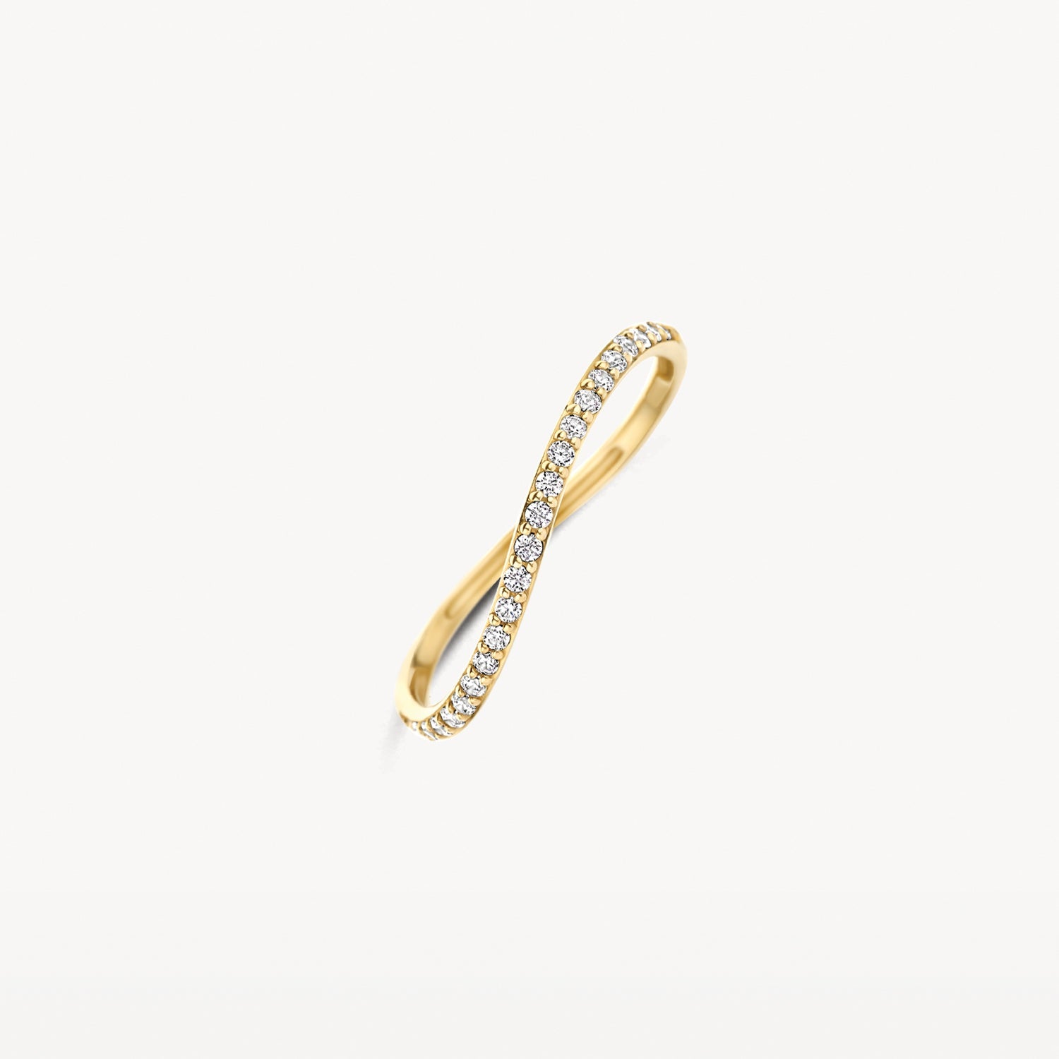 Bague en or jaune 14 carats, orné d'une rangée de Zircone étincelants, gros plan.