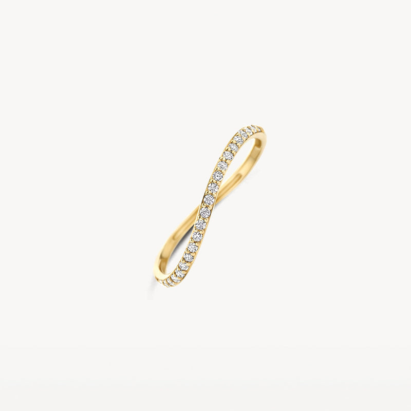 Bague en or jaune 14 carats, orné d'une rangée de Zircone étincelants, gros plan.