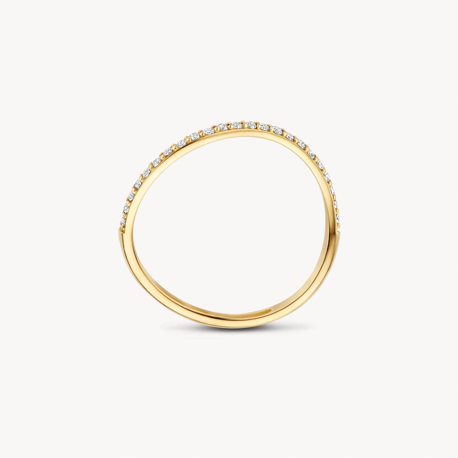 Bague en or jaune 14 carats avec une rangée de Zircone, gros plan.