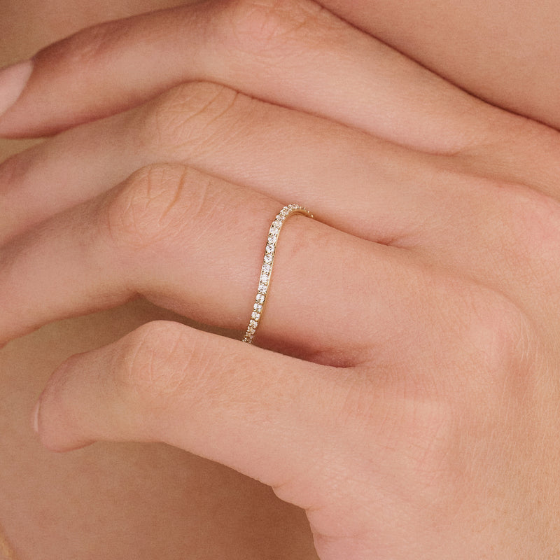 Bague en or jaune 14 carats serti de diamants clairs Zircone en pavé, vue de face.