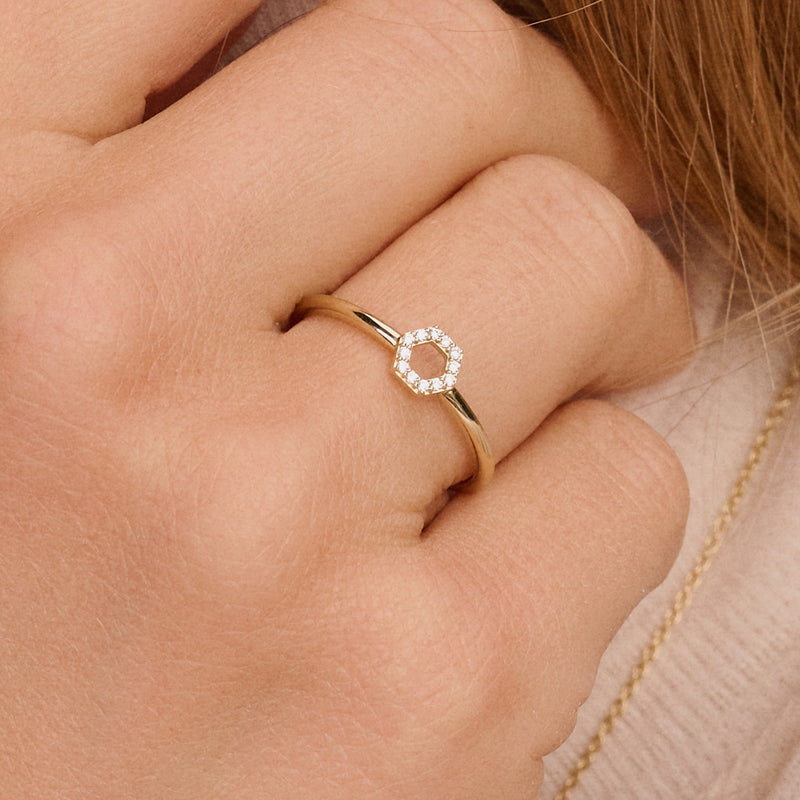Bague en or jaune 14 carats avec des Zircone en pavé descendant, vue de face.