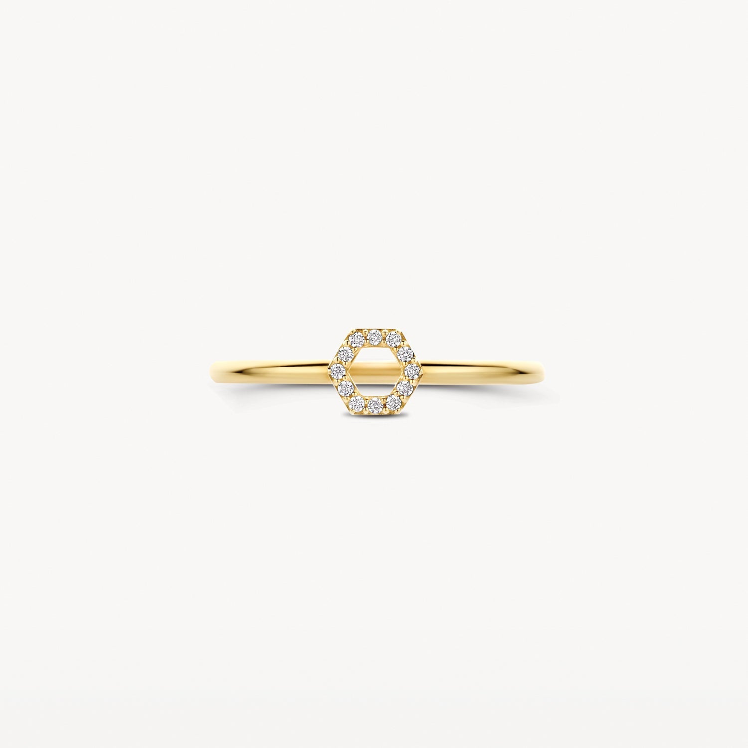 Bague en or jaune 14 carats avec des Zircone en pente, gros plan.
