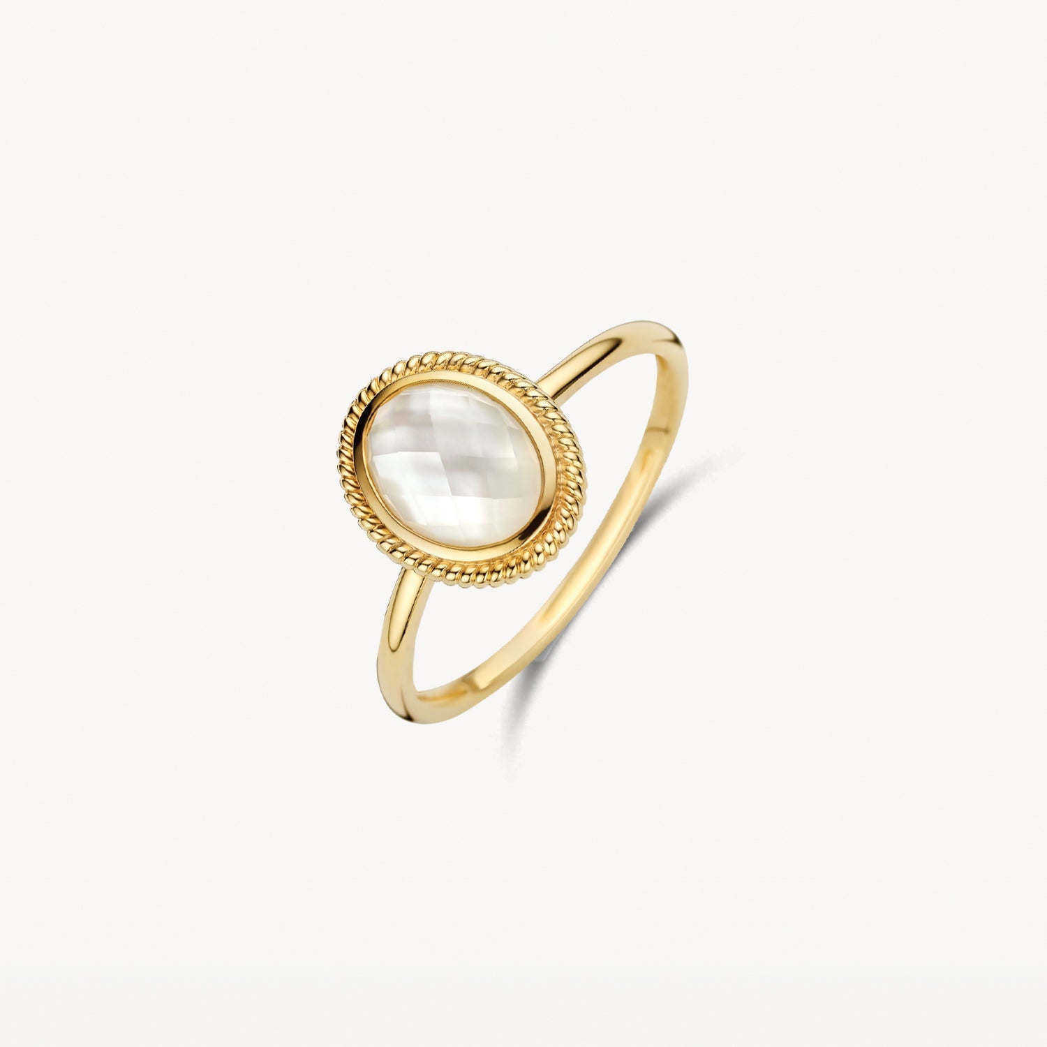Bague en or jaune 14 carats avec Nacre blanc, gros plan.