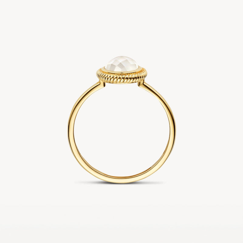Bague en or jaune 14 carats Bague avec une pierre blanche Nacre, portée au doigt.