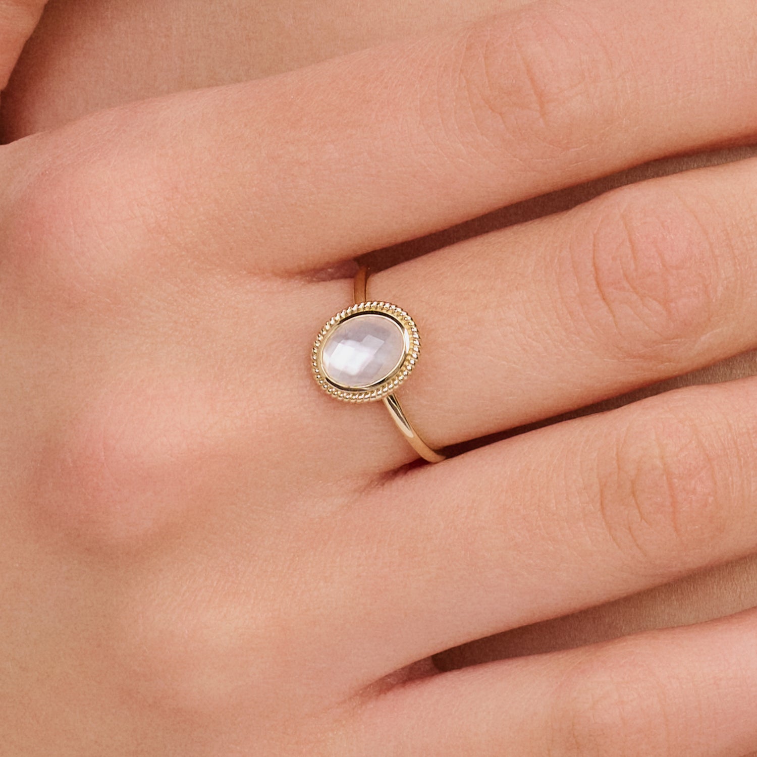 Bague en or jaune 14 carats Bague sertie d'une pierre blanche ovale Nacre, vue de face.