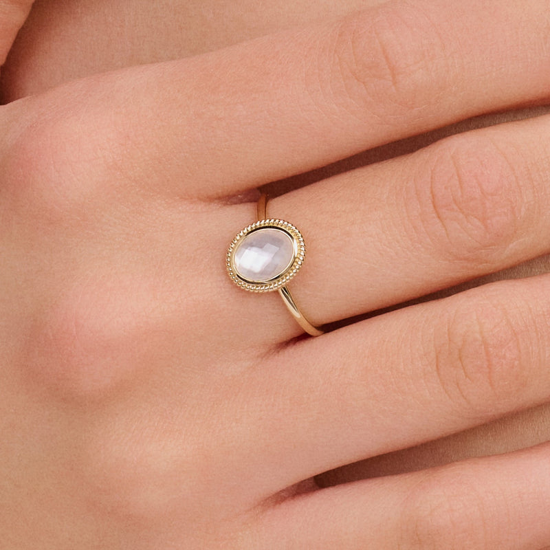 Bague en or jaune 14 carats Bague sertie d'une pierre blanche ovale Nacre, vue de face.