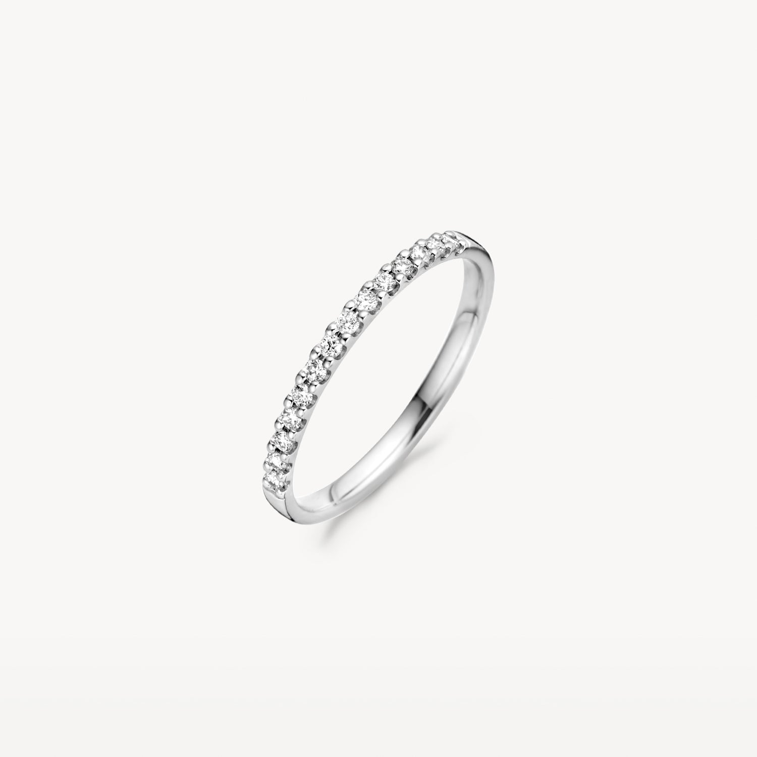 Smalle diamanten aanschuifring van 14k wit goud met ronde geslepen diamanten.