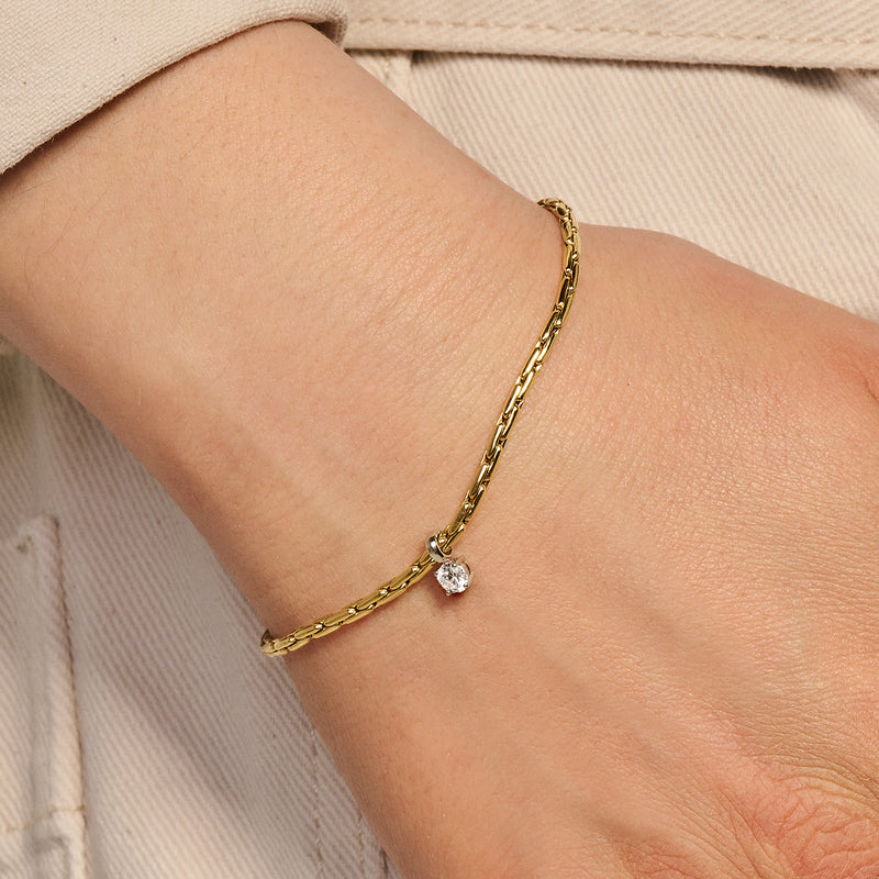 Fijne 14k gouden schakelarmband met kleine zirkonia hanger, elegant en subtiel.