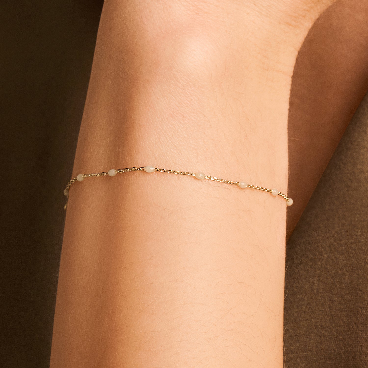 Armband met Melkwitte Resin ⌀ 0.7 mm 14k goud
