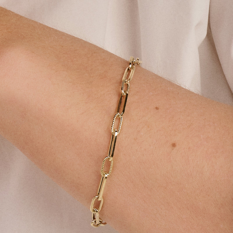 Selfmade Jewelry Armband voor Dames, Beschermengel Goud, Handgemaakt Makramee Armkettje met Engeltje, Incl. Cadeauverpakking, Größenverstellbar bis 21cm, Metaal, Geen edelsteen
