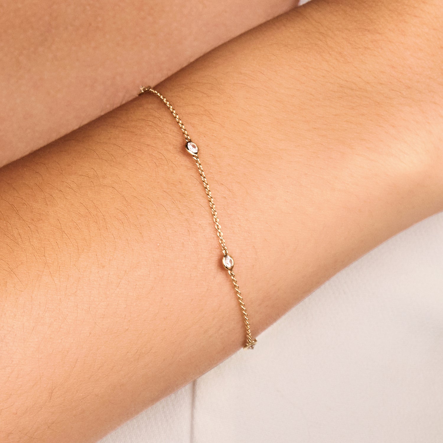 Bracelet avec zircones de 3,4 mm serti clos or jaune 14 carats