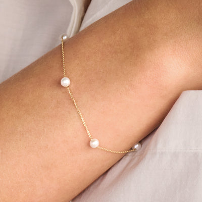 Bracelet avec cinq perles en or 14 carats