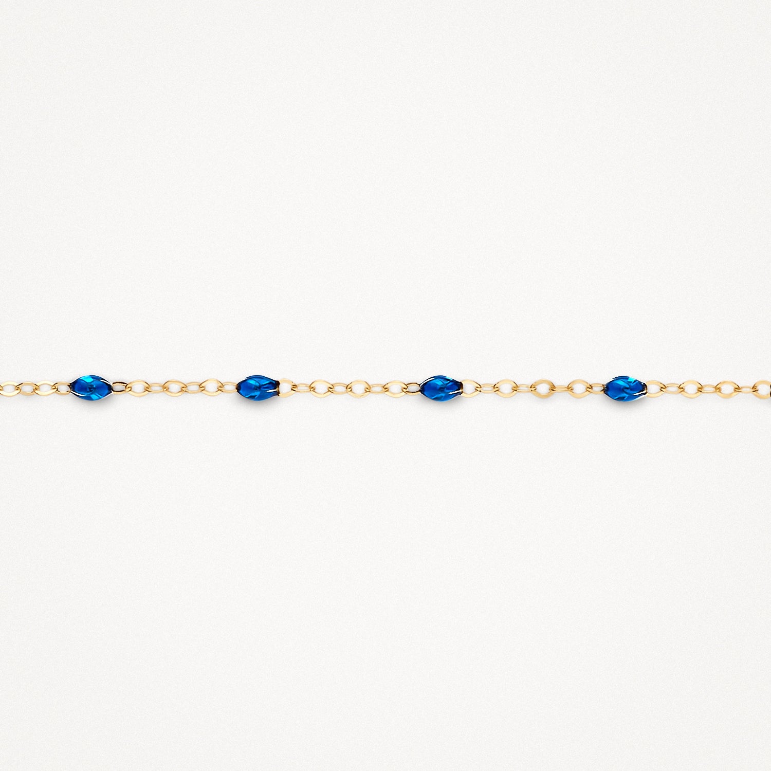 Armband met fijne schakels van 14k goud en kleine blauwe resin kralen.
