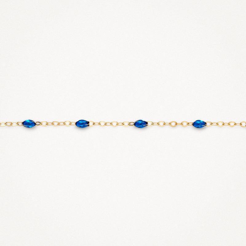 Armband met fijne schakels van 14k goud en kleine blauwe resin kralen.