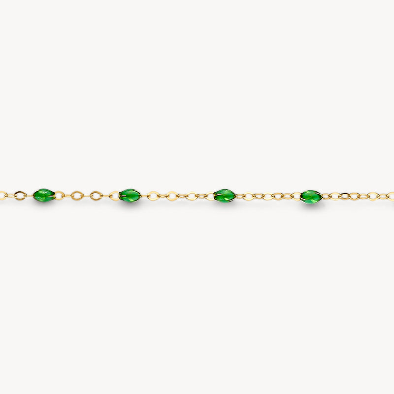 Armband met fijne schakels in 14k goud en groene resin kralen verdeeld over de lengte.