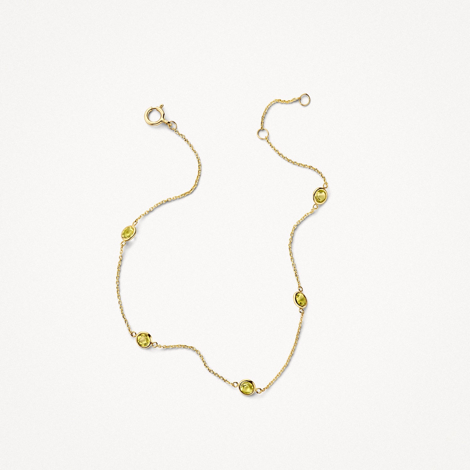 14k goud armband met fijne schakels en vijf groene peridoten gelijkmatig verdeeld.