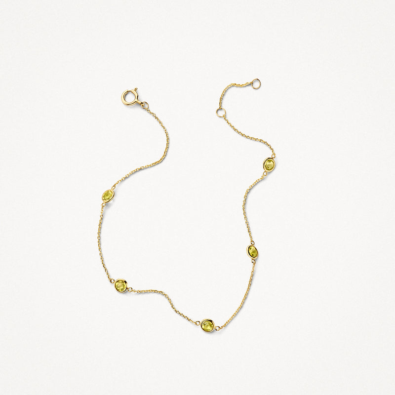 14k goud armband met fijne schakels en vijf groene peridoten gelijkmatig verdeeld.
