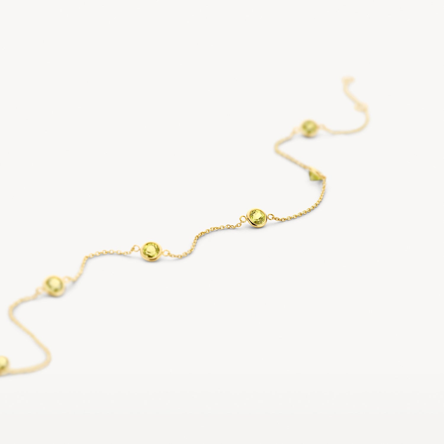 Fijne armband van 14k goud met kleine ronde peridoten in schakels.