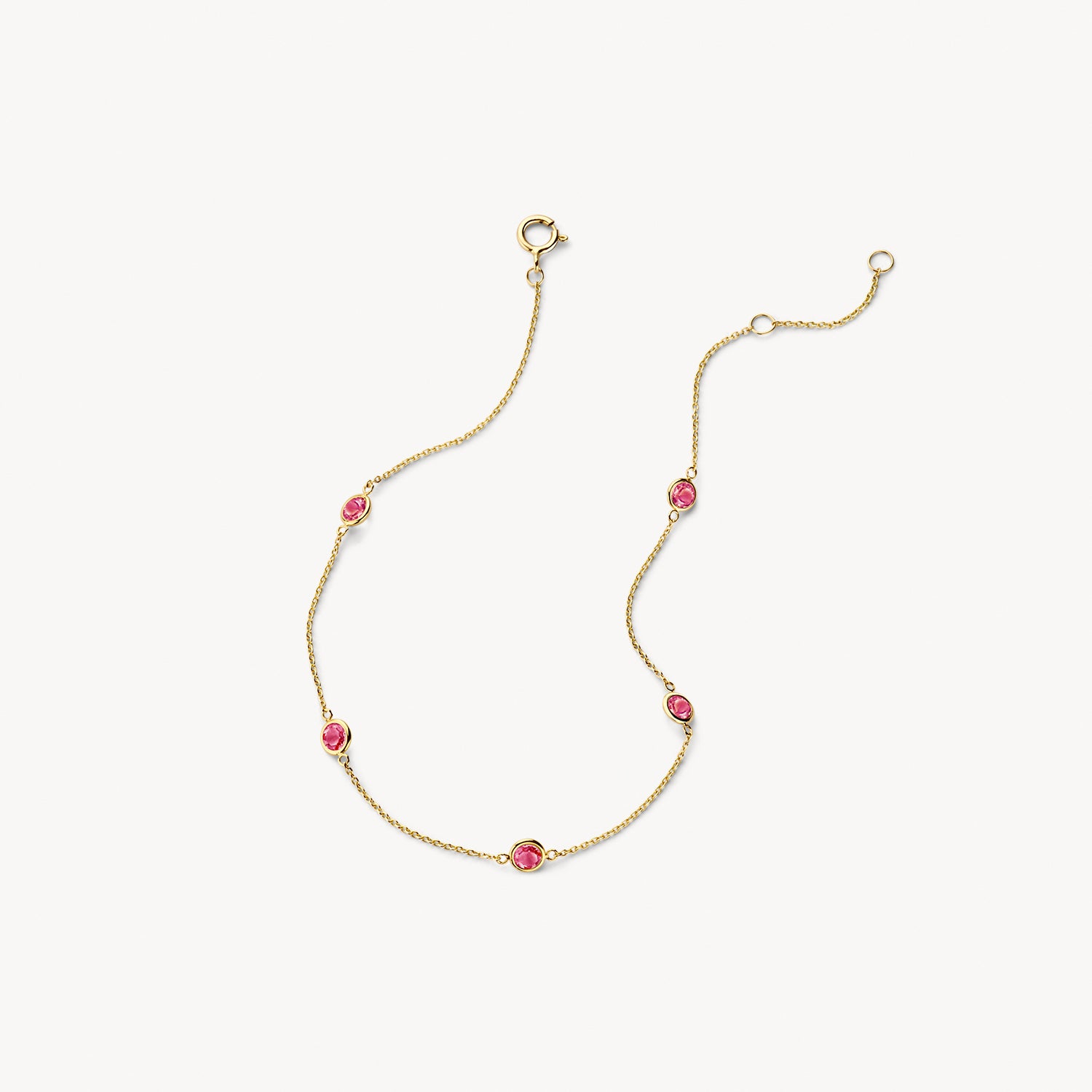 14k goud armband met fijne schakels en vijf rode rhodoliet stenen, verstelbare sluiting.