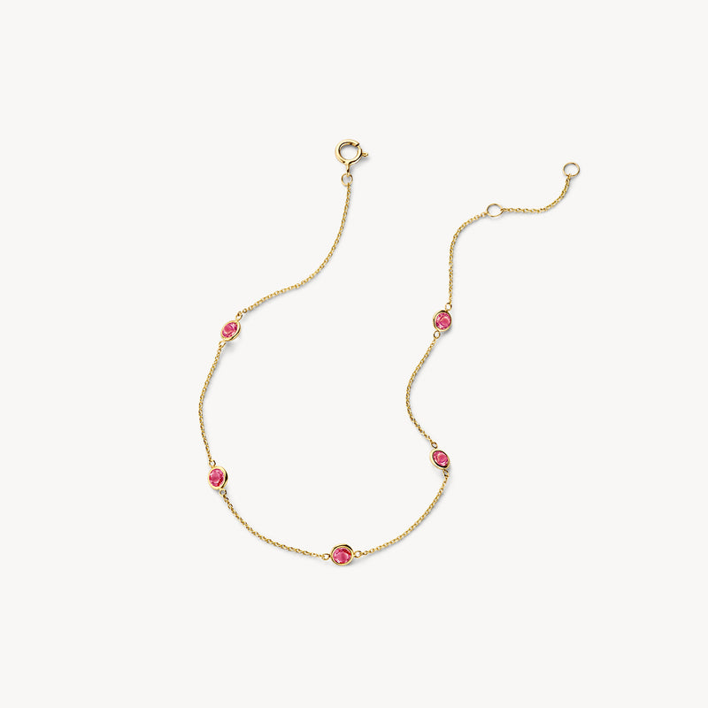 14k goud armband met fijne schakels en vijf rode rhodoliet stenen, verstelbare sluiting.