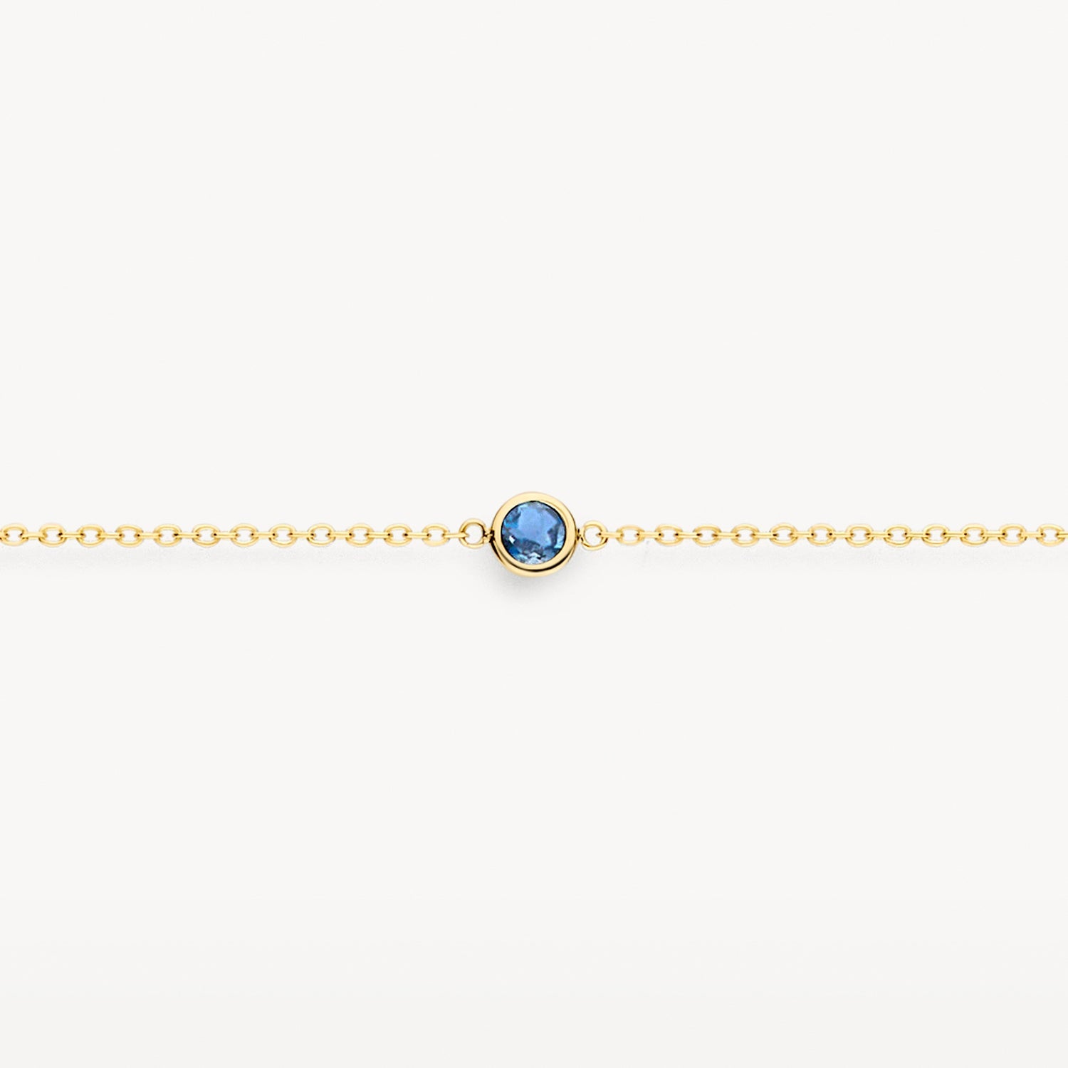 14ct yellow gold Bracelet with a blue London blue topaz, close-up.