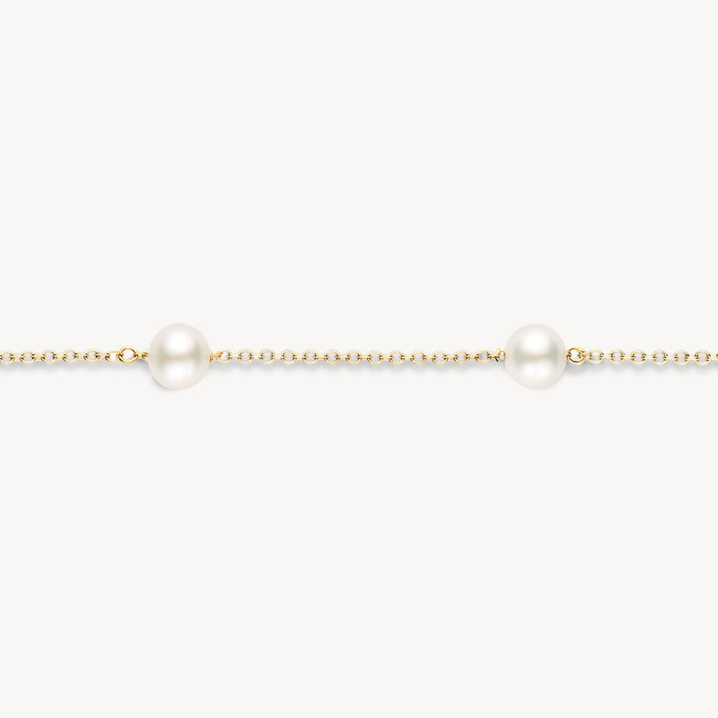 Bracelet à maillons en or jaune 14 carats avec un Perle blanc rond, gros plan.