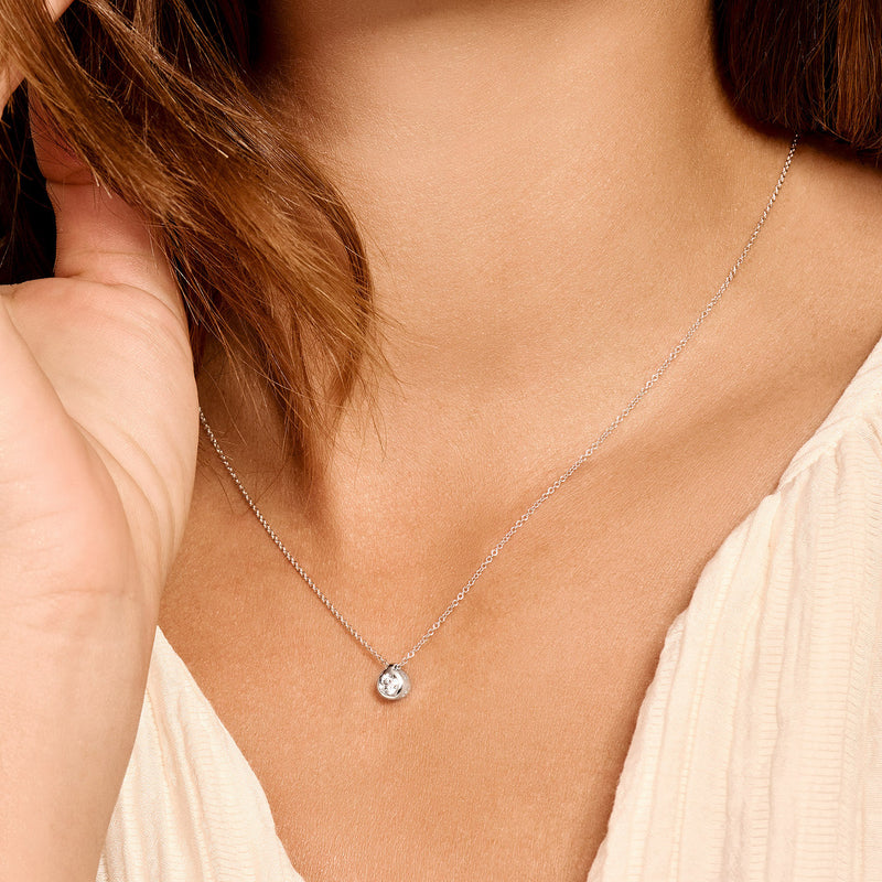 14k witgouden ketting met ronde zirkonia hanger van 4.8 mm, subtiel en glanzend.