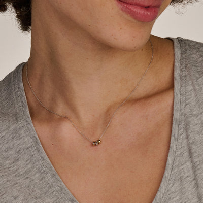 Collier avec anneaux en trois couleurs d’or 14 carats