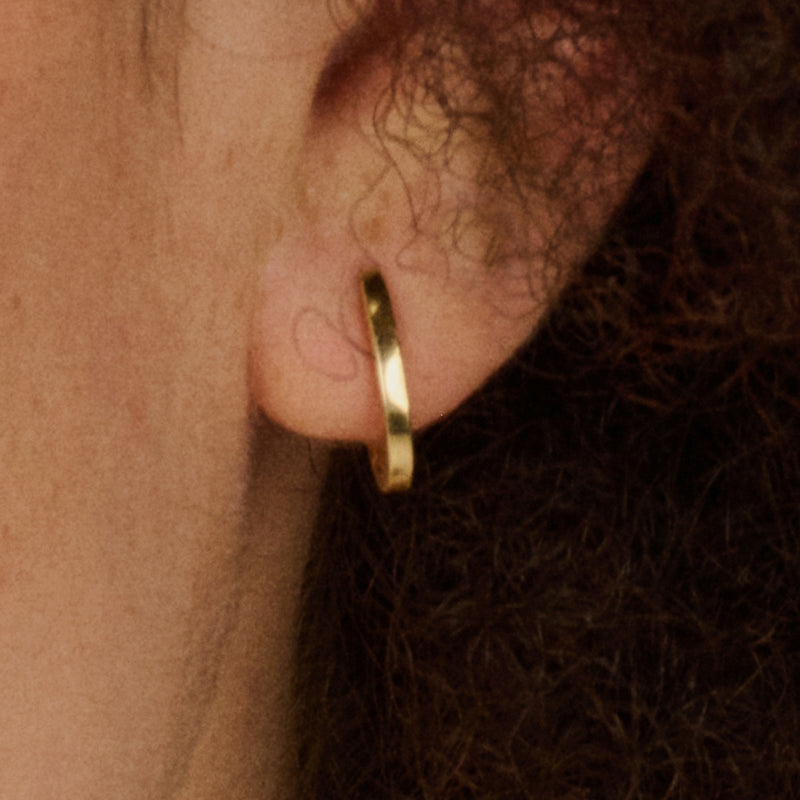 Oorring van 14k goud met effen, vlakke zijkant, 11,4 mm diameter, subtiel en glanzend.