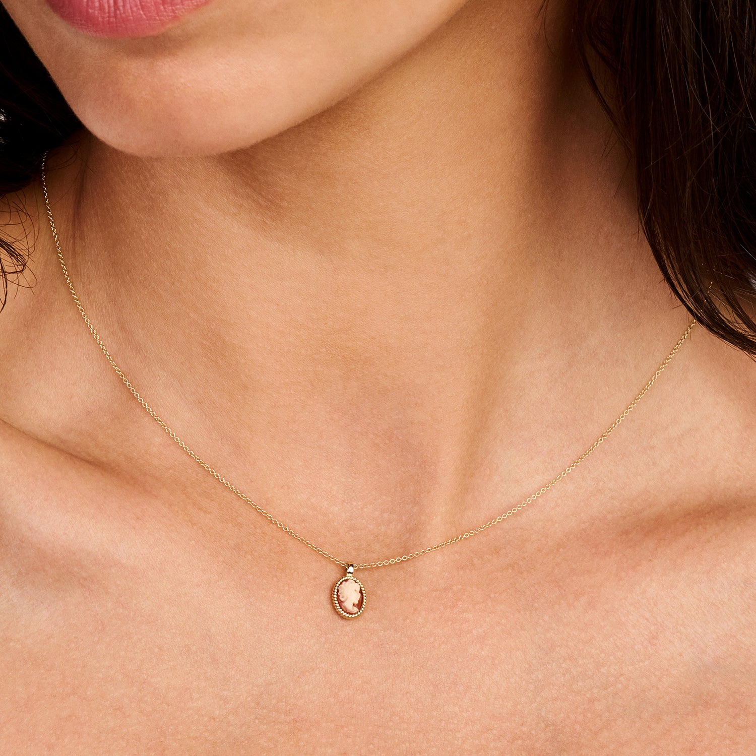 Collier pendentif camée en or 14 carats