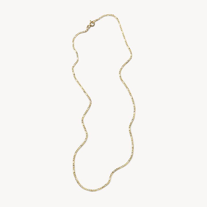 Fijne schakelketting in 14k goud met een slanke, glanzende afwerking.