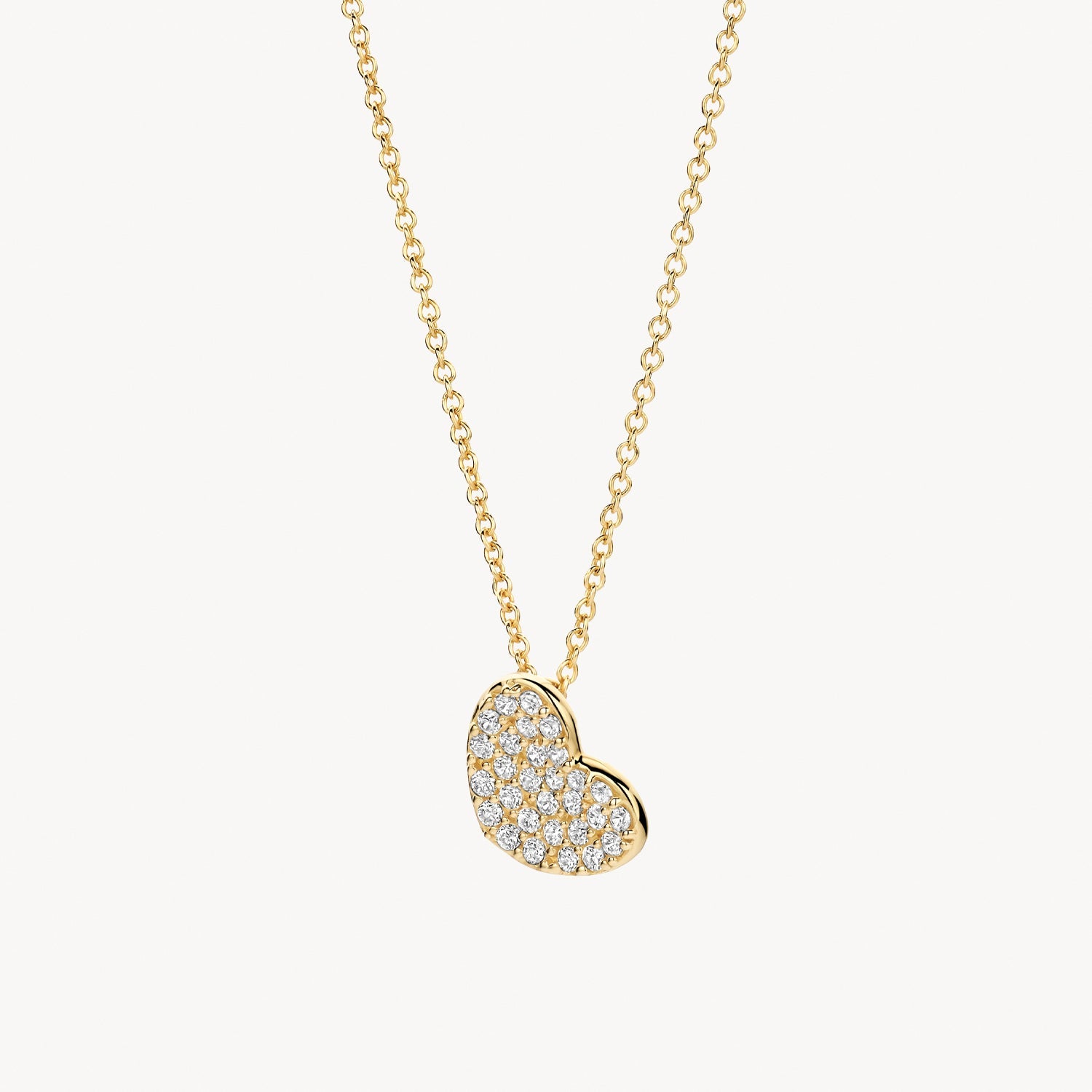Collier en or jaune 14 carats avec un pendentif en forme de cœur serti de Zircone brillants, gros plan.