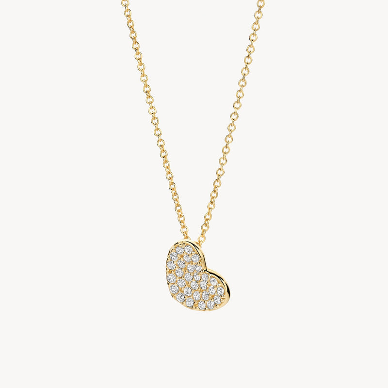 Collier en or jaune 14 carats avec un pendentif en forme de cœur serti de Zircone brillants, gros plan.