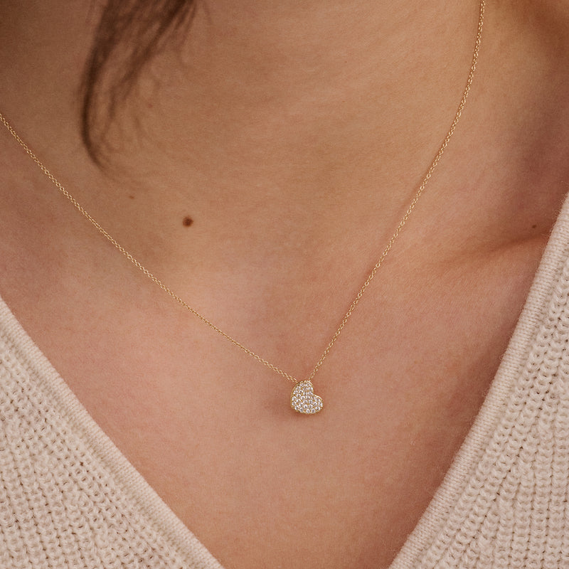 Collier en or jaune 14 carats avec un pendentif en forme de cœur serti de Zircone, vue de face.