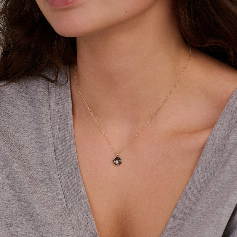 Collier en or jaune 14 carats avec un pendentif Nacre, porté autour du cou.