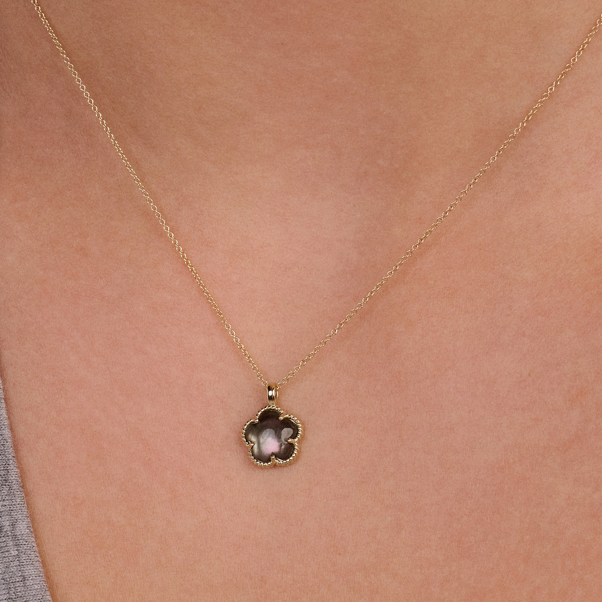 Collier met hanger van zwarte parelmoer 14k goud