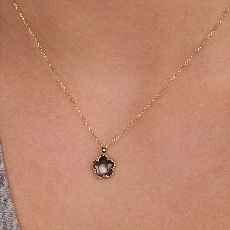 Collier en or jaune 14 carats avec pendentif ovale Nacre noire, vue de face.