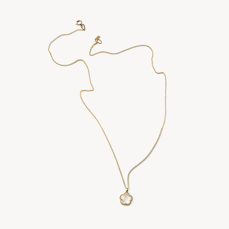 Collier en or jaune 14 carats avec un pendentif ovale blanc Nacre, gros plan.