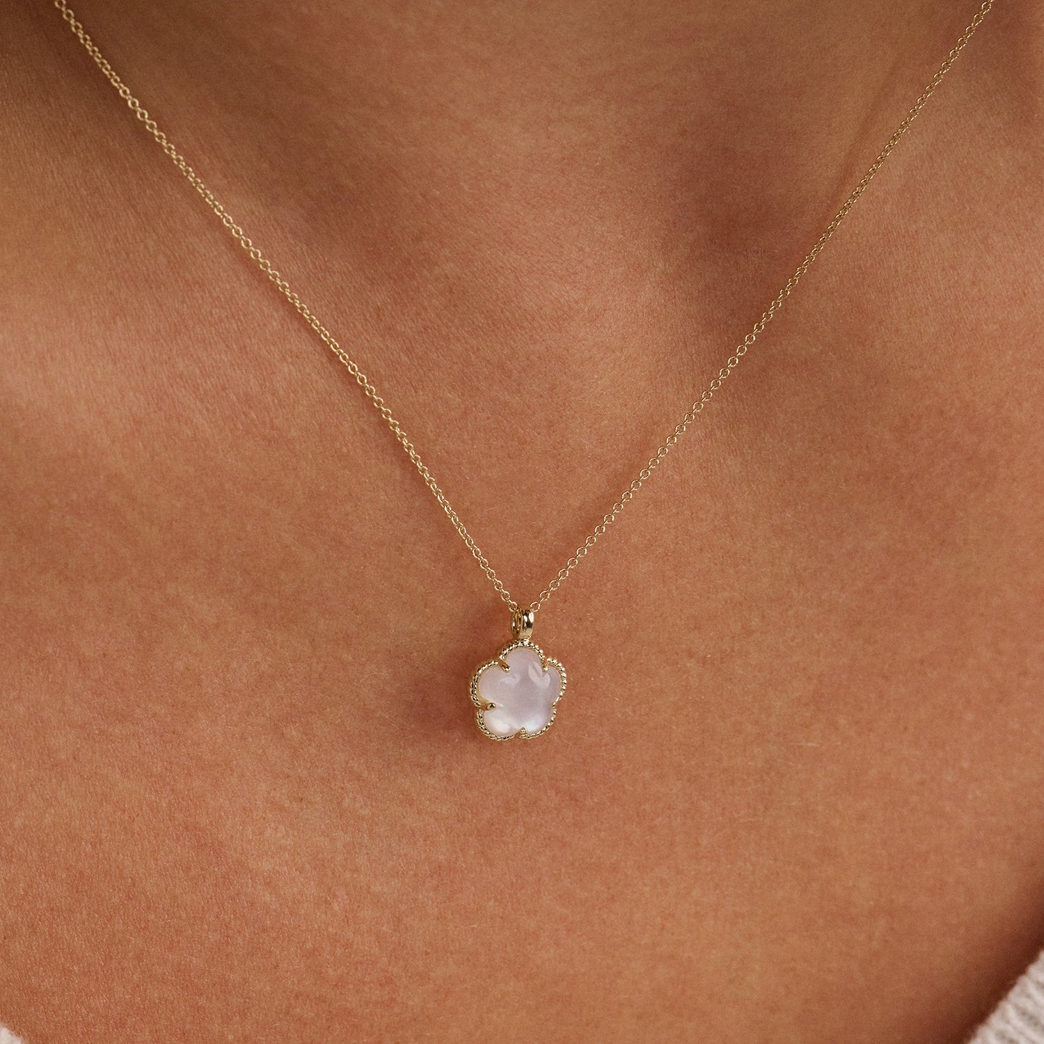 Collier en or jaune 14 carats avec un pendentif ovale blanc Nacre, vue de face.