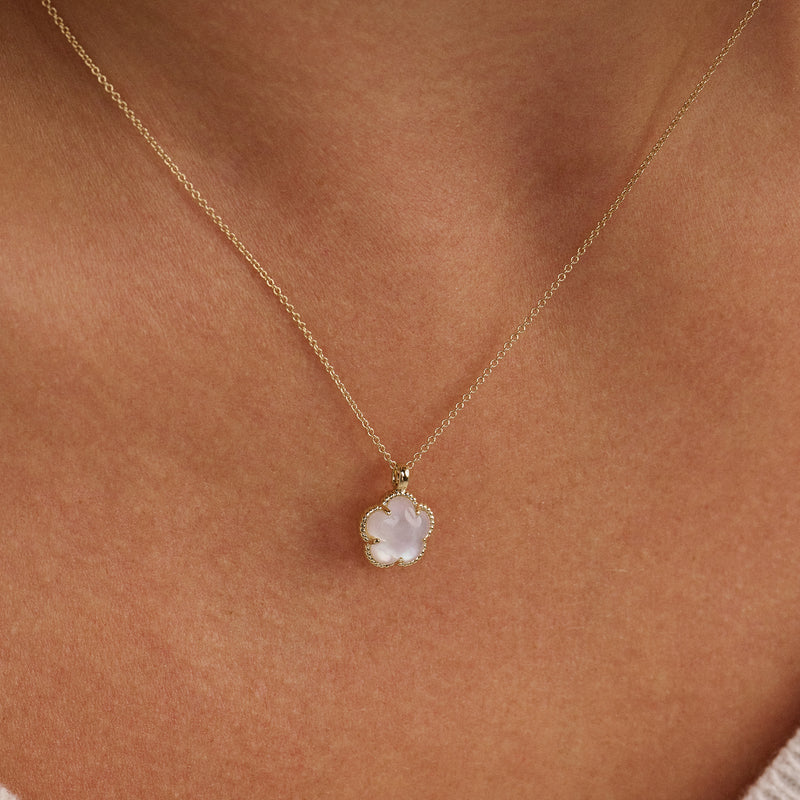 Collier en or jaune 14 carats avec un pendentif ovale blanc Nacre, vue de face.