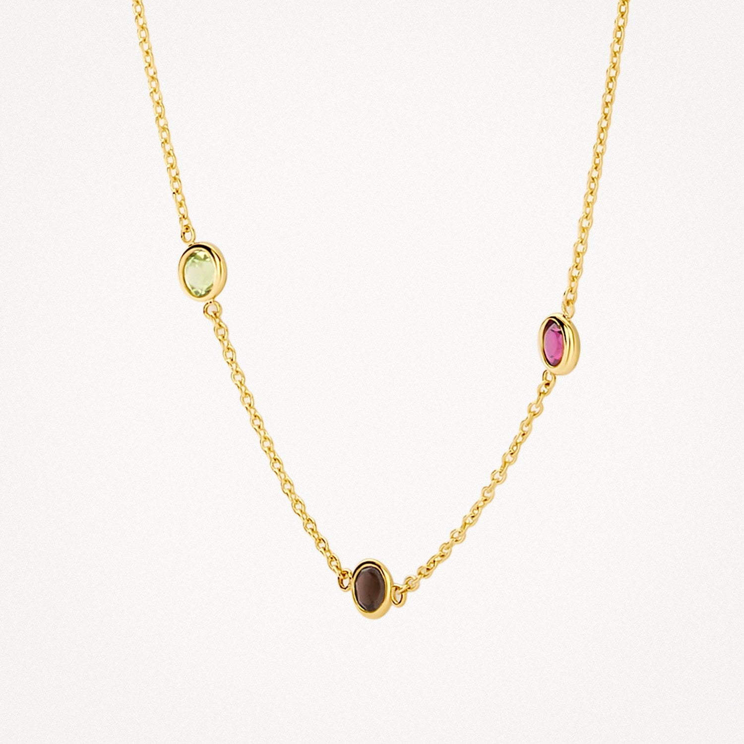 Collier en or jaune 14 carats avec une pierre précieuse fantaisie, gros plan.