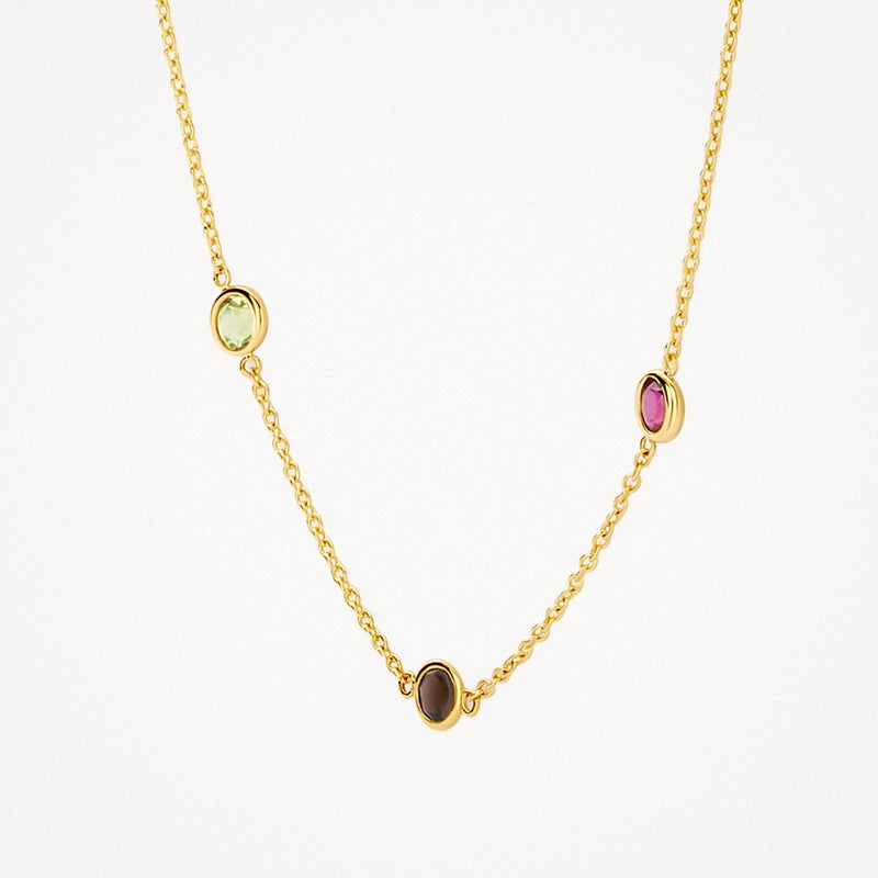 Collier en or jaune 14 carats avec une pierre précieuse fantaisie, gros plan.