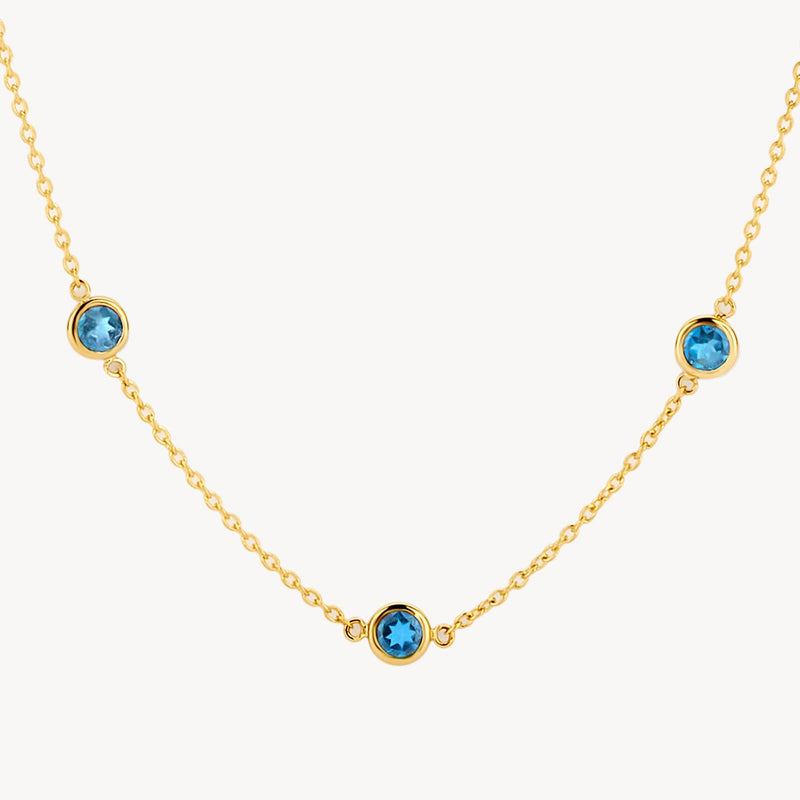 Collier en or jaune 14 carats avec pendentif en topaze « London Blue », vue de face.