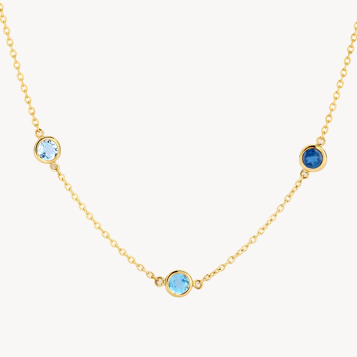 Collier en or jaune 14 carats avec pendentif en topaze bleu ciel, vue de face.